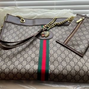 Shoulder bag w/wristlet